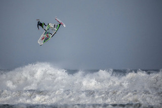Windsurf com ventos de 140 km/h e ondas de 10 metros