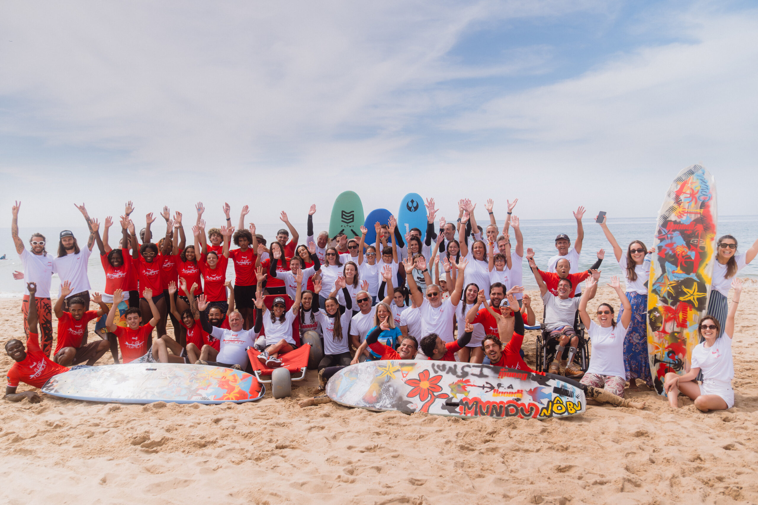José Mata, Miguel Costa, Rui Pedro Silva e Carolina Torres juntam-se à BUONDI® para uma manhã de surf inclusivo na Praia de Carcavelos