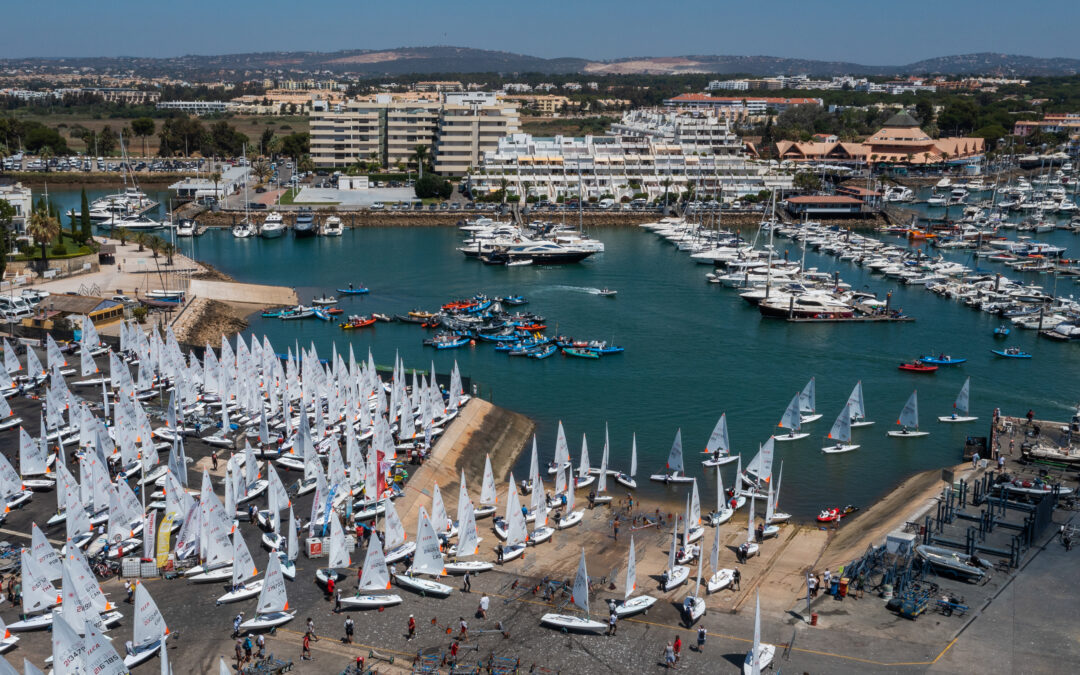 Próxima geração de campeões de vela está em Vilamoura para discutir mundiais da juventude