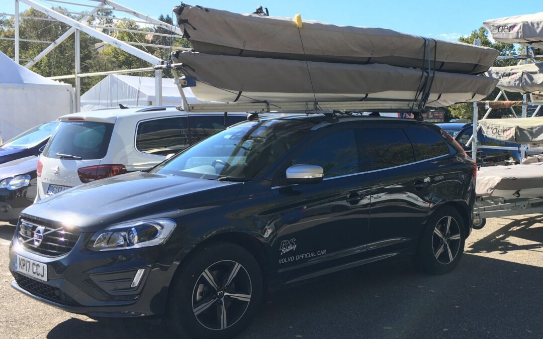 Recomendações para transportar pequenas embarcações à vela no tejadilho