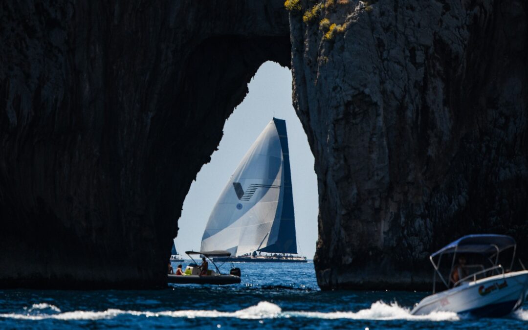 Capricorno e Bella Mente vencem regata em torno de Capri na abertura da fase costeira do IMA Maxi Europeans