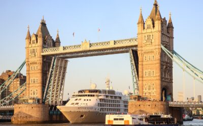 Silver Wind passou sob a Tower Bridge numa rara escala no centro de Londres