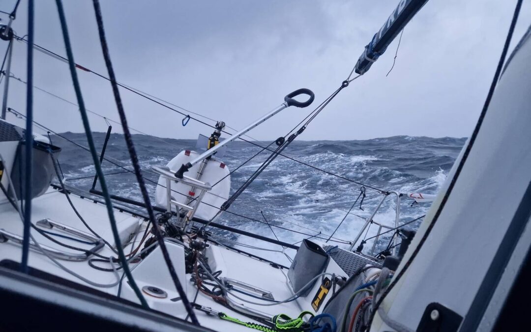 La Solitaire du Figaro Paprec segue sem tréguas e espera pela próxima rotação do vento