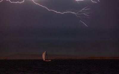 Adrien Hardy sobe de 34.º a líder na segunda etapa da La Solitaire do Figaro Paprec após reagrupamento da frota