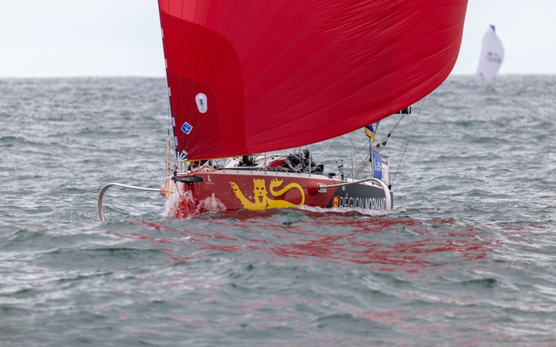 Alexis Thomas assume liderança provisória na última etapa da La Solitaire do Figaro Paprec após reagrupamento da frota