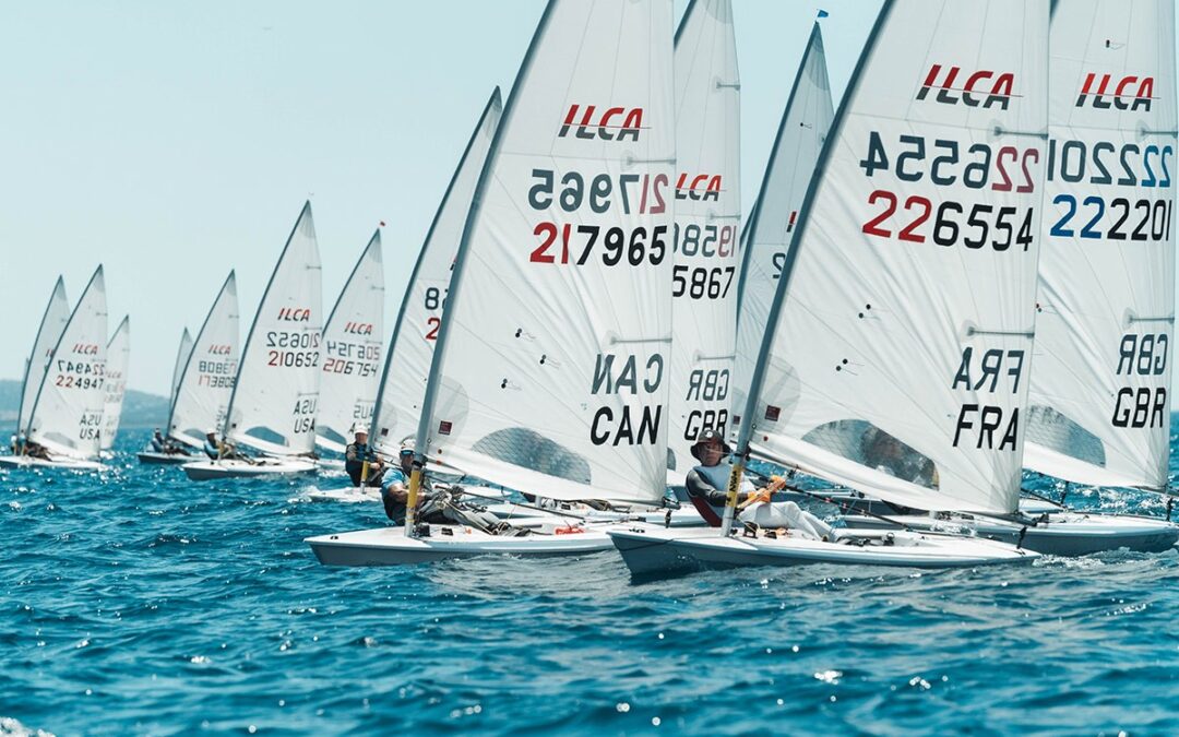 Mundial de Masters de ILCA 7 arrancou em Atenas com vento leve e instável