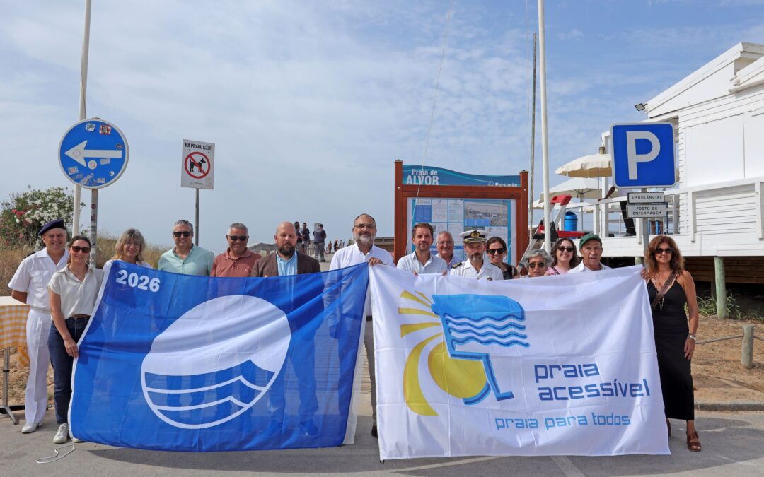 Praias de Portimão hasteiam Bandeira Azul pelo 39.º ano consecutivo