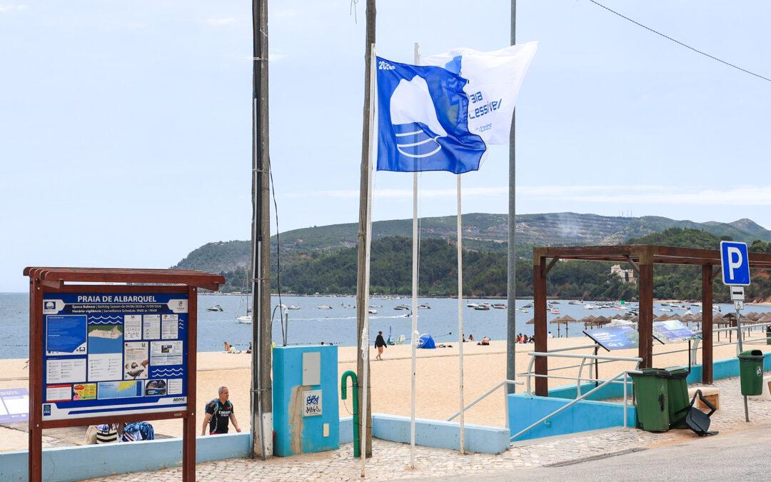 Albarquel volta a hastear Bandeira Azul e Bandeira de Praia Acessível