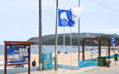 Albarquel volta a hastear Bandeira Azul e Bandeira de Praia Acessível