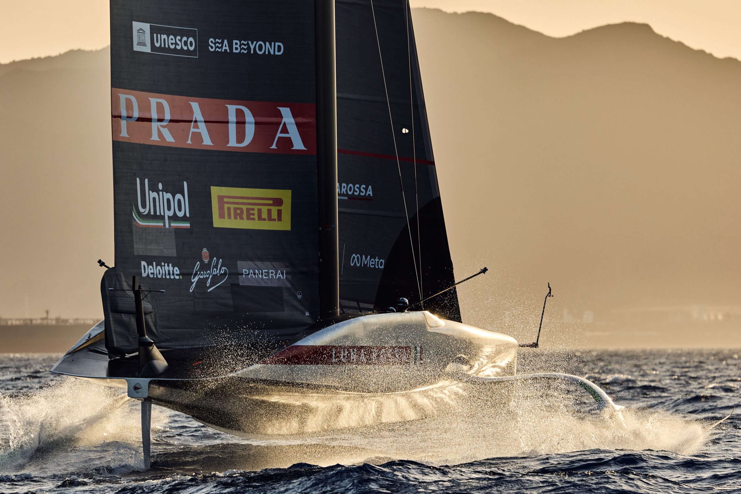 AC75-LunaRossa-AC40s-sailingNaples2