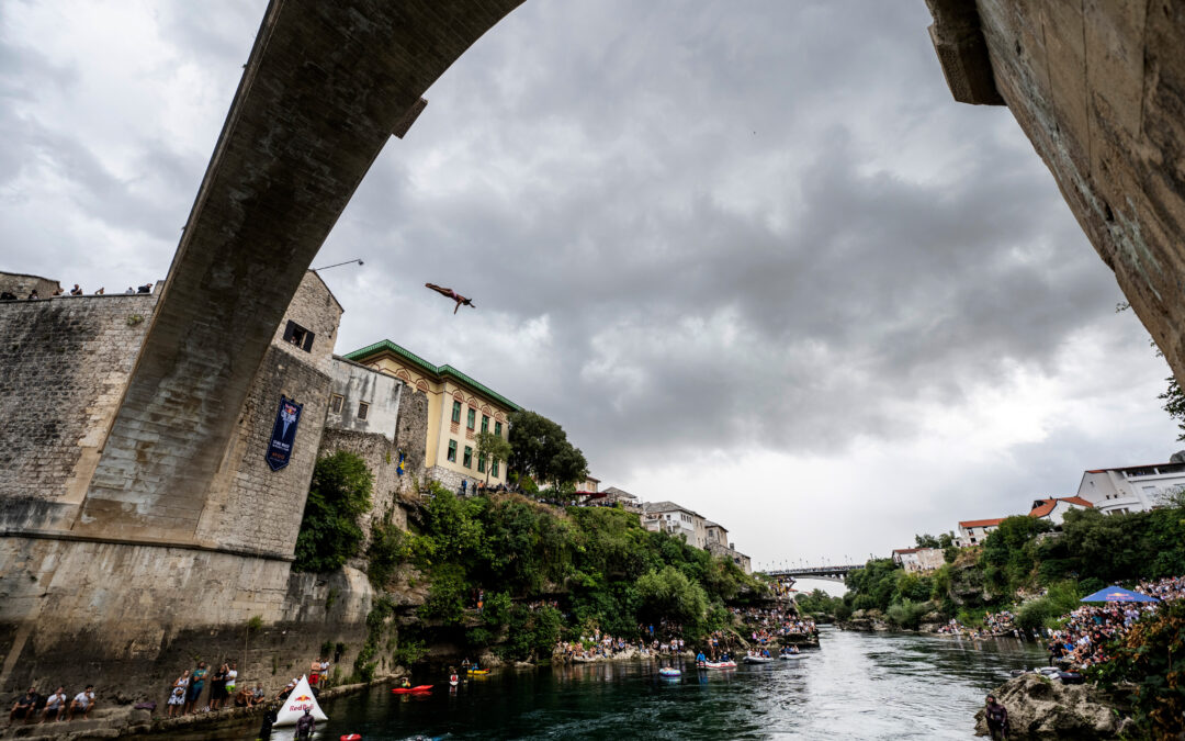 Rhiannan Iffland conquista décimo título mundial de cliff diving em Mostar