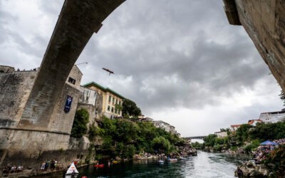 Rhiannan Iffland conquista décimo título mundial de cliff diving em Mostar