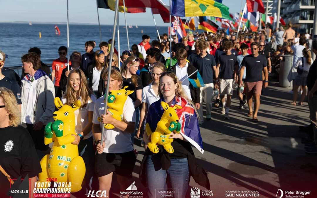 Mundiais Youth de ILCA 6 abrem em Aarhus com desfile de 429 velejadores