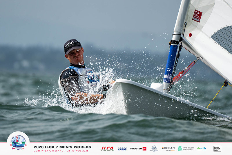 Finn Lynch mantém liderança no Mundial de ILCA 7 após o fim da Qualifying Series